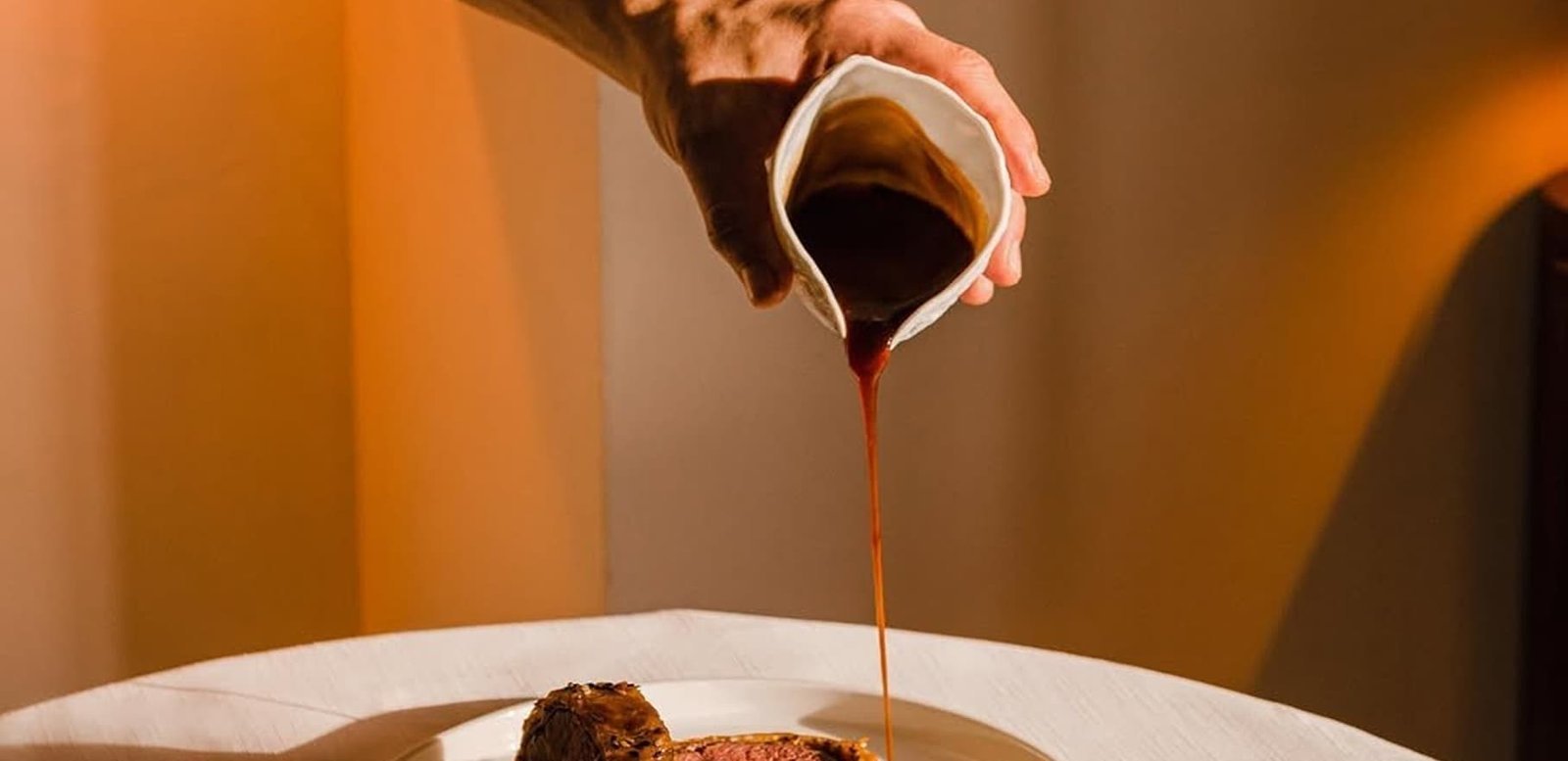 Jarabe de panela cayendo sobre un postre